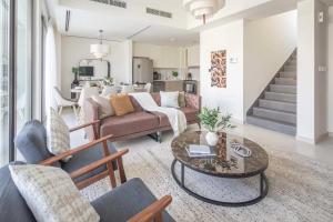 uma sala de estar com um sofá e uma mesa em Frank Porter - Nara, The Valley em ‘Ūd al Bayḑāʼ