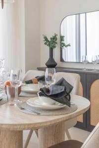 uma mesa de jantar com pratos e copos em Frank Porter - Nara, The Valley em ‘Ūd al Bayḑāʼ mais 27 fotografias