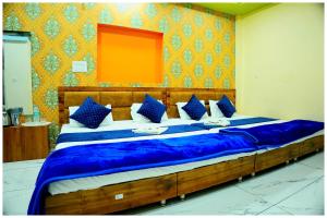 Photo de la galerie de l'établissement Hotel Ganaraj Sharnam -Near Mahakaleshwar Jyotirlinga #Air Conditioning Room #Free WiFi #Parking - Room Service #Best Hotel In Ujjain, à Ujjain 17 autres photos