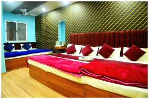 Photo de la galerie de l'établissement Hotel Ganaraj Sharnam -Near Mahakaleshwar Jyotirlinga #Air Conditioning Room #Free WiFi #Parking - Room Service #Best Hotel In Ujjain, à Ujjain