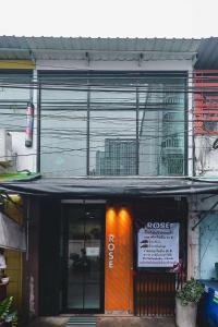 Un edificio con una puerta naranja con un cartel. en Rose Loft Family or friends 6 person, en Thonhuri