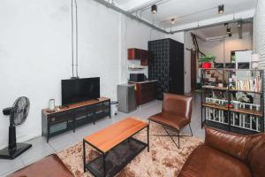Una sala de estar con televisión, sofá y sillas. en Rose Loft Family or friends 6 person, en Thonhuri