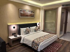 een slaapkamer met een groot bed in een kamer bij Carom Hotel Manali in Manāli
