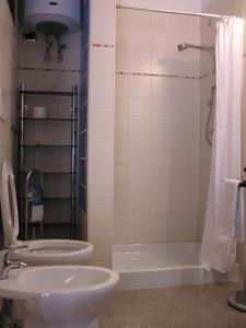 A bathroom at Art Transparent B&B