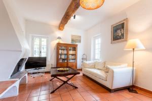 a living room with a couch and a table at Maison de charme à Lorgues in Lorgues