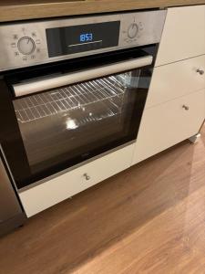 LingerhahnにあるHunsrückGlück Ferienhaus am Schinderhannes-Radwegのキッチンにあるドアが開いた電子レンジ
