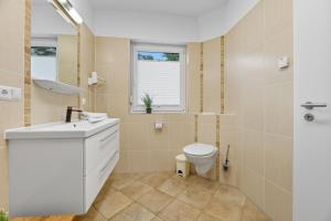 Un baño de Villa Stranddistel, Whg 2 13 fotos más