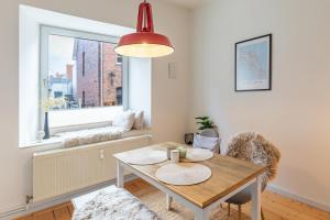 a living room with a table and a window at Eddies Hafenstuuv in Husum