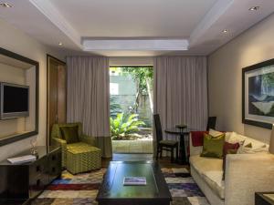 una sala de estar con un sofá y una mesa en No5 Boutique Art Hotel by Mantis, en Port Elizabeth