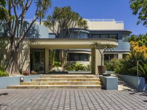 ポートエリザベスにあるNo5 Boutique Art Hotel by Mantisの階段を前にした家