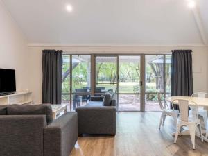 un salon avec un canapé et une table dans l'établissement Bayview Geographe Resort, à Busselton