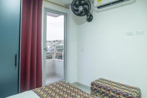 Un espejo en una habitación con una cama y una ventana. en Torre 811 By Jalo, en Cartagena de Indias 194 fotos más