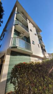a tall building with balconies on the side of it at Apto 3qts na Praia do Forte em Cabo Frio in Cabo Frio