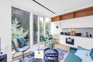 Kuchyň nebo kuchyňský kout v ubytování Spacious 2BDR Apartment By Aurora WorkNest Short Lets & Serviced Accommodation London With Wi-Fi, Fitness Centre & City View