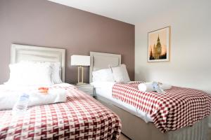 twee bedden naast elkaar in een slaapkamer bij 4 BDR House By Caledonia Luxe Stays Short Lets & Serviced Accommodation Livingston in Livingston