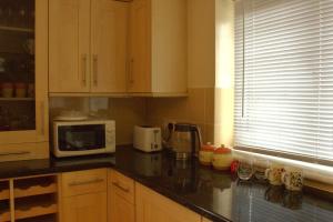 ステーンズにあるThe Penton Guest Houseの電子レンジ付きのカウンタートップを備えたキッチン +6枚の写真