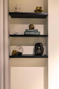 une étagère dans un salon avec des livres dans l'établissement 1bedroom Apartment At Loreto, à Dubai Marina