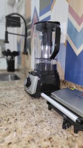 a blender sitting on top of a counter at Apto 3qts na Praia do Forte em Cabo Frio in Cabo Frio