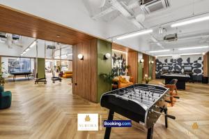 ein Büro mit einem Tischfußballtisch in der Mitte eines Raumes in der Unterkunft Stylish 2BDR Apartment With Cinema, Gym and Free Parking By Aurora WorkNest Short Lets & Serviced Accommodation London in Kew Bridge