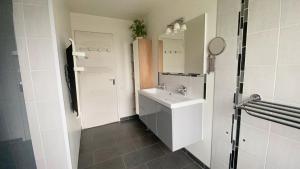 Koupelna v ubytování Ty inizi - Maison avec piscine + 20 fotografií