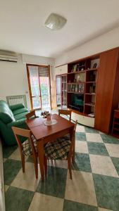 un salon avec une table et un canapé dans l'établissement Casa Smeraldo, à Ameglia