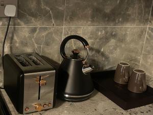 Utensilios para hacer té y café en Wara Suites