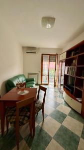 un salon avec une table et un canapé dans l'établissement Casa Smeraldo, à Ameglia