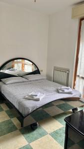 Cette chambre dispose d'un grand lit et d'un sol en damier. dans l'établissement Casa Smeraldo, à Ameglia