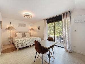 เตียงในห้องที่ Suite parentale située dans le triangle d'or du Luberon +31 ภาพ