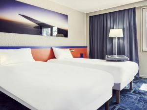 Giường trong phòng chung tại ibis Styles Marseille Aéroport
