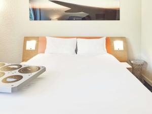 Giường trong phòng chung tại ibis Styles Marseille Aéroport