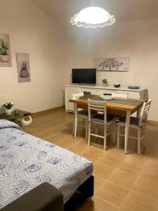 salon ze stołem, krzesłami i łóżkiem w obiekcie La Casetta in Campagna w mieście Enas