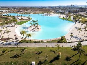 トレ・パチェコにあるVilla Almendro Santa Rosalia Lake and Life Resort by PREMIUM SPAIN PROPERTIESのリゾートの大型プールの空中ビュー