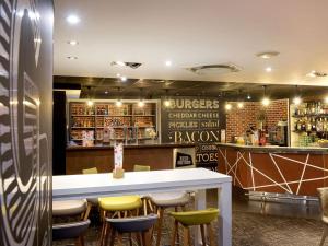 Khu vực lounge/bar tại Novotel Toulouse Purpan Aéroport