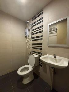 een badkamer met toilet en wastafel bij JJ Hotel Sitiawan Perak in Sitiawan