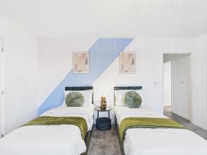 Ένα ή περισσότερα κρεβάτια σε δωμάτιο στο Relaxing Cooden Escape Stylish 3 Bed Flat