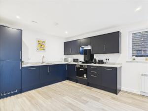 Η κουζίνα ή μικρή κουζίνα στο Relaxing Cooden Escape Stylish 3 Bed Flat +8 φωτογραφίες