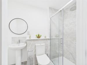 Ένα μπάνιο στο Relaxing Cooden Escape Stylish 3 Bed Flat