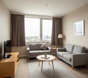 Una sala de estar con dos sofás y un televisor. en Diyal Alina Apart, en Alejandreta