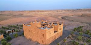 El KariaPalais D'escapade的沙漠城堡的空中景观