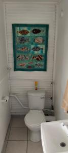 ストロイスバーイにある3onHeideのバスルーム(トイレ付)が備わります。壁に絵画が飾られています。 +2枚の写真