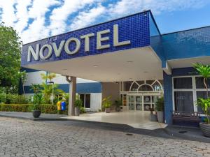 マナウスにあるNovotel Manausの建物脇の不気味な看板