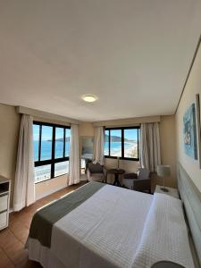 フロリアノポリスにあるIngleses Praia Hotelの海が見える大きなベッドのある寝室
