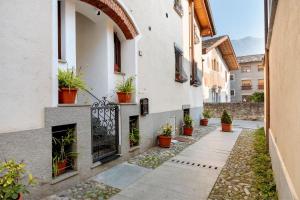 an alley in a house with potted plants at Casa Lara e Gaia - Aosta Centro in Aosta