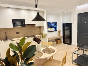 Una cocina y una sala de estar con mesa y sillas. en AM IV Segovia VUT, en Segovia 58 fotos más