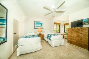 ラハイナにあるKaanapali Royal B303 · KRL B303 Relaxing 2BD on Golf Course w Poのベッド2台と天井ファン付きの寝室 +42枚の写真
