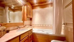 ein Badezimmer mit Waschbecken und Badewanne in der Unterkunft Ca' Letizia in San Vito di Cadore + 22 Fotos