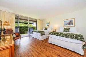 une chambre d'hôtel avec deux lits et un balcon dans l'établissement Eldorado K102 · EL K102 Relax Unwind Recharge 1BD w Pool AC, à Kahana 55 autres photos
