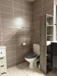 une salle de bain avec toilettes et lavabo dans l'établissement Lescale Zen de Bailly, à Bailly-Romainvilliers 7 autres photos