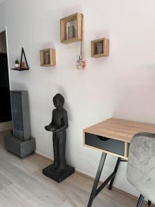une statue d'une femme debout à côté d'un bureau dans l'établissement Lescale Zen de Bailly, à Bailly-Romainvilliers